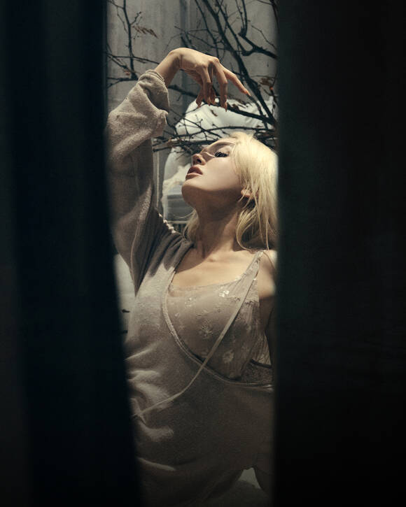 전소미는 하이틴 이미지부터 시작해 점차 새로운 시도를 이어간 그 과정이 억지스럽지 않았다. 이번 앨범에서 변화의 폭이 꽤 크지만 그래도 전소미라는 큰 범주 안에서 설득력이 생기는 이유다. /더블랙레이블