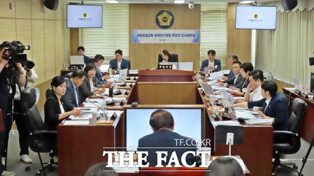 세종시의회 인사청문특별위원회가 12일 세종 평생교육·정책연구원 초대 원장에 내정된 권영걸 후보자에 대한 인사청문회를 진해하고 있다. /김형중기자