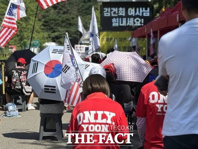 이날 낮 최고기온 33도의 날씨 속에 참가자들은 얼굴에 두건을 두르고 목에 휴대용 선풍기를 착용했다. 태극기 무늬 양산으로 볕을 가리는 모습도 눈에 띄었다. /정인지 기자