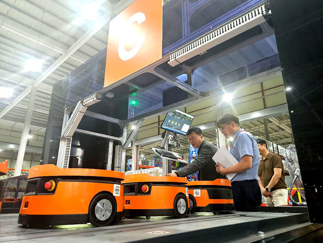 이호정 SK네트웍스 대표이사가 정보통신사업부 수도권 물류센터를 찾아 작업환경을 면밀히 살피고 있다. /SK네트웍스