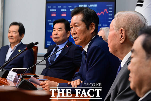 정청래 더불어민주당 대표가 12일 오전 서울 여의도 국회에서 열린 상임고문단 간담회에서 인사말을 하고 있다. /국회=남윤호 기자