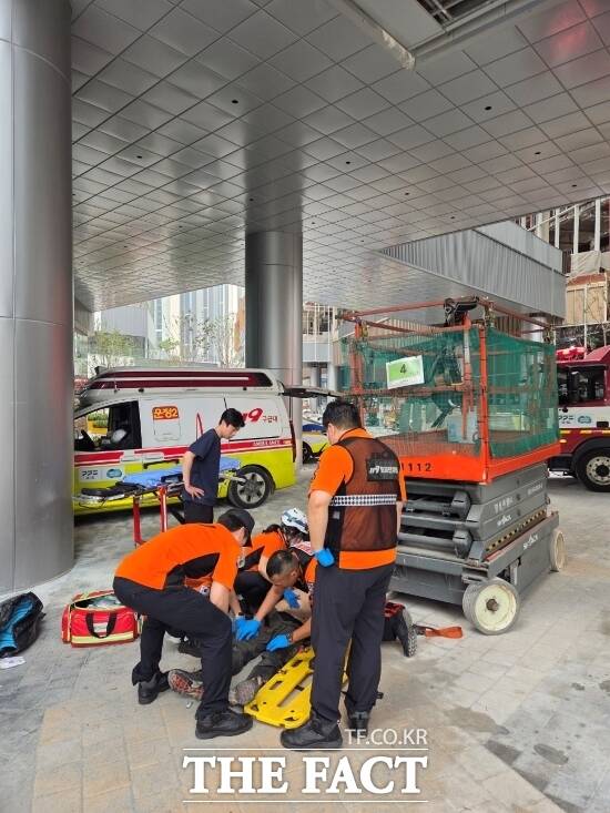 지난 11일 오후 6시 9분쯤 파주시 와동동의 공사현장에서 고공작업을 하던 중 5m 아래로 추락한 60대 남성 노동자를 소방관들이 현장에서 응급 처치를 하고 있다./경기북부소방재난본부