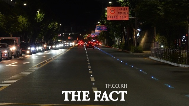 야간에도 운전자가 차선을 명확하게 인식해 안전운전 할 수 있도록, 자체 발광 기능을 갖춘 태양광 LED 도로표지병을 주요 간선도로 차선에 확대 설치한다./서울시