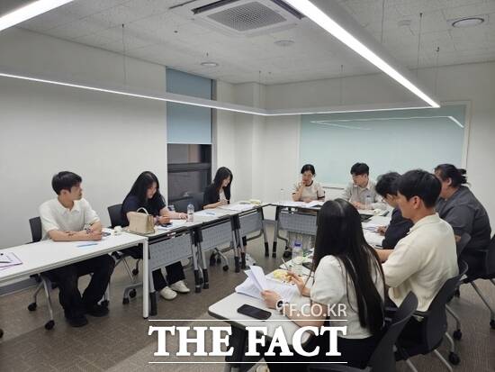 오는 9월 20일 청년복합문화공간 내일꿈제작소에서 열리는 2025 고양 청년의 날 행사를 준비하기 위해 청년행사기획단 청년들이 회의를 진행하고 있다. /고양시