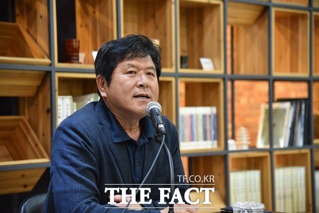 이기진 충남문화관광재단 대표가 12일 도청 프레스센터에서 기자간담회를 열고 올해 상반기 주요 성과와 하반기 중점 추진계획을 발표하고 있다. /이정석 기자
