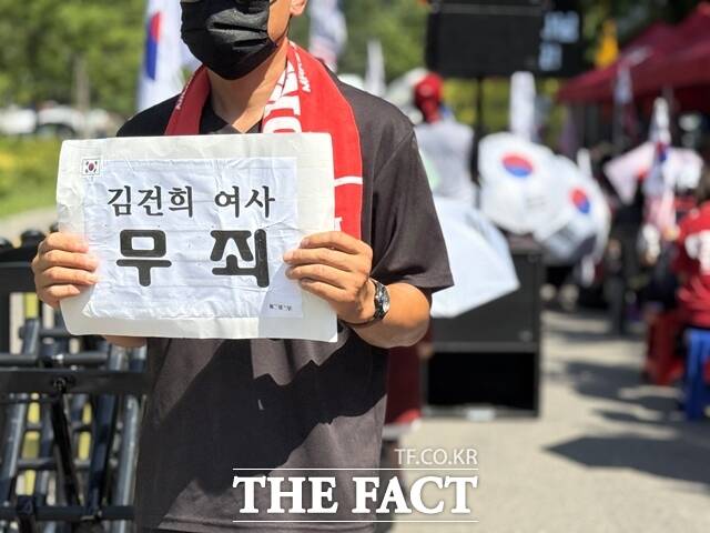 윤 전 대통령 지지자들은 영장실질심사가 시작된 12일 오전 10시10분 전부터 서울중앙지법에서 300m 정도 떨어진 정곡빌딩 남관 앞에 속속 집결했다. 지지자들은 오전 10시45분께 400여명까지 늘었다. /정인지 기자