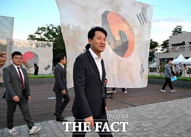9일 노들섬에서 열린 광복 80주년 기념행사를 찾은 오세훈 서울시장이 야외 전시를 둘러보고 있다./서울시