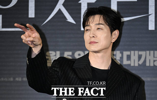 정신과 의사이자 열한 명을 죽인 연쇄살인범 이영훈으로 분한 정성일은 다른 누군가에게 이 책이 갈까봐 겁이 났다. 그만큼 긴장감 넘치고 밀도 있는 글이었다고 회상했다. /박헌우 기자
