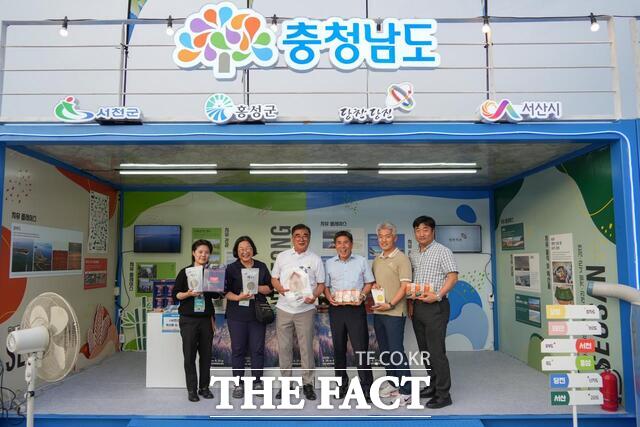 서천군이 전남 완도군에서 열린 제6회 섬의 날 행사에 참가해 서천군의 관광과 특산품을 홍보하고 있다. /서천군