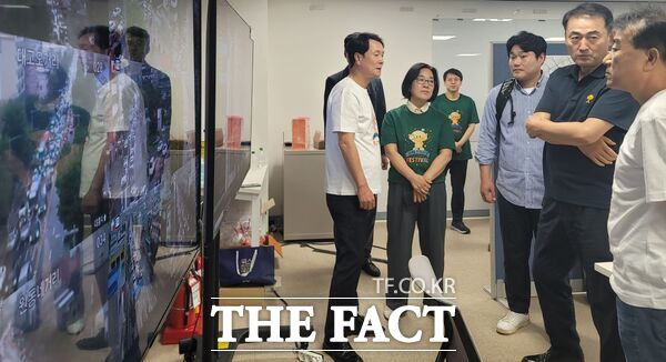 김선광 대전시의회 예산결산특별위원장과 특위 위원들이 11일‘대전 0시 축제’가 열리고 있는 현장을 찾아 예산이 실제 현장에서 어떻게 활용되고 있는지를 직접 확인하고 근무 중인 관계 공무원과 행사 요원들을 격려하고 있다. 사진 왼쪽부터 이상래 위원, 박주화 위원, 김선광 위원장./대전시의회