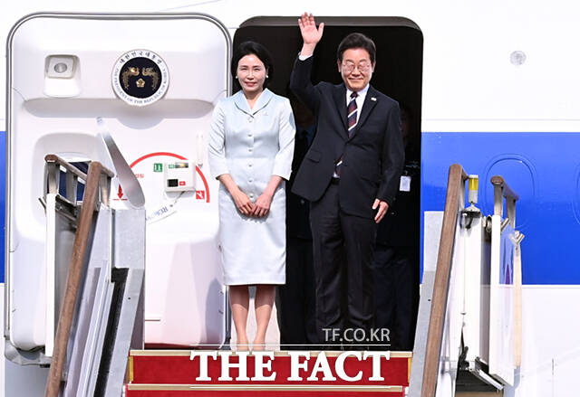 이재명정부 첫 한미 정상회담이 우여곡절 끝에 오는 25일 미국 백악관에서 열린다. 이재명 대통령과 김혜경 여사가 6월 16일 오후 G7 정상회의 출장을 위해 경기 성남시 서울공항에 도착해 공군 1호기에 올라 인사하고 있다. /이새롬 기자