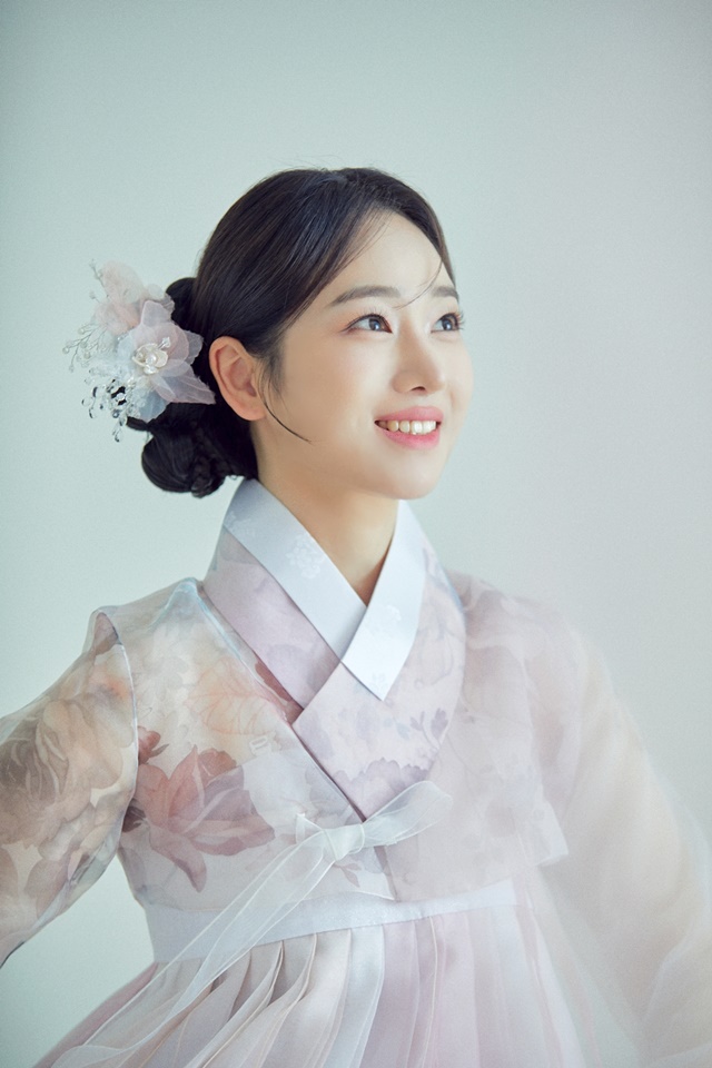 김태욱이 승강기 소년 최종유 역을 연기하고 기생 월하역은 경기민요 이수자이면서 트로트가수인 박민주(사진 아래)가, 월하의 오빠이면서 또다른 승강기 소년 경천중 역은 트로트 가수 한강이 열연했다. /인유어스타