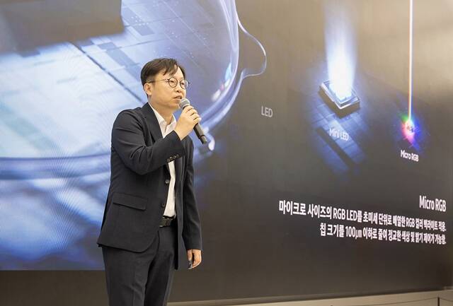 이종포 삼성전자 영상디스플레이사업부 상무가 지난 12일 서울 서초구 삼성 강남사옥에서 열린 미디어 브리핑에서 마이크로 RGB TV 특징을 소개하고 있다. /삼성전자