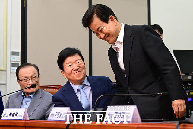 정동영 통일부 장관(오른쪽)이 12일 오전 서울 여의도 국회에서 열린 더불어민주당 상임고문단 간담회에 상임고문 자격으로 참석해 박병석 상임고문(가운데)과 인사하고 있다. 왼쪽은 이해찬 상임고문. /국회=남윤호 기자