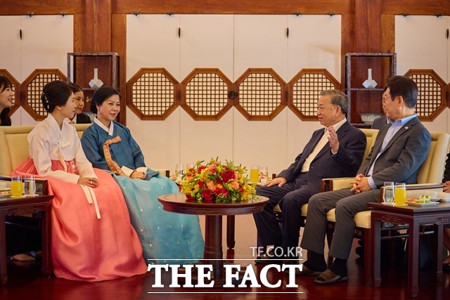 이재명 대통령과 영부인 김혜경 여사가 12일 오전 국빈 방한 중인 또 럼 베트남 당서기장, 응오 프엉 리 여사와 청와대 상춘재에서 차담을 나누고 있다. /대통령실