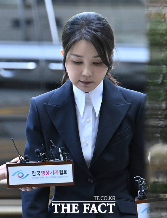 김건희 여사가 12일 오전 서울 서초구 서울중앙지법에서 열린 구속 전 피의자 심문(영장실질심사)에 출석하고 있다. /사진공동취재단