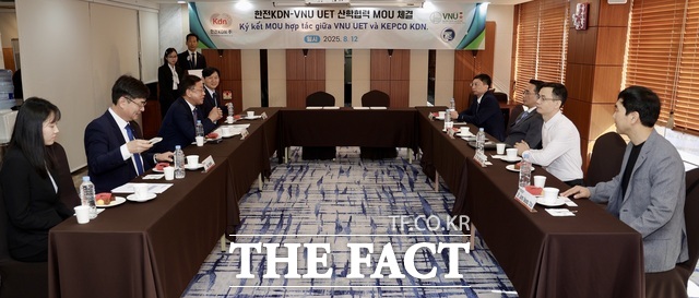 한전KDN과 베트남 하노이국립공과대학교가 업무협약을 체결하고 있다./한전KDN