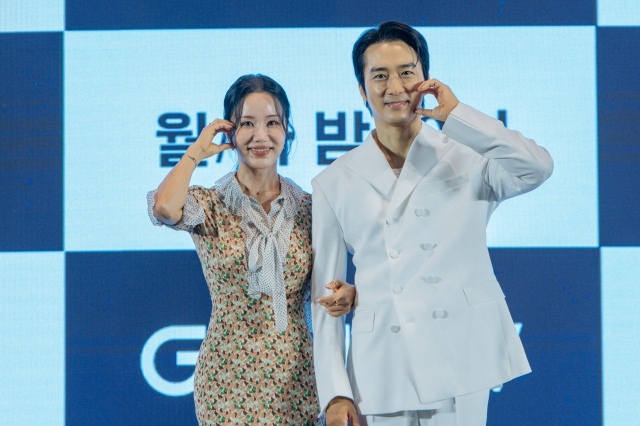 배우 엄정화와 송승헌이 지난 2015년 공개된 영화 미쓰 와이프 이후 10년 만에 로맨스 코미디로 다시 한번 호흡을 맞춘다. /지니TV