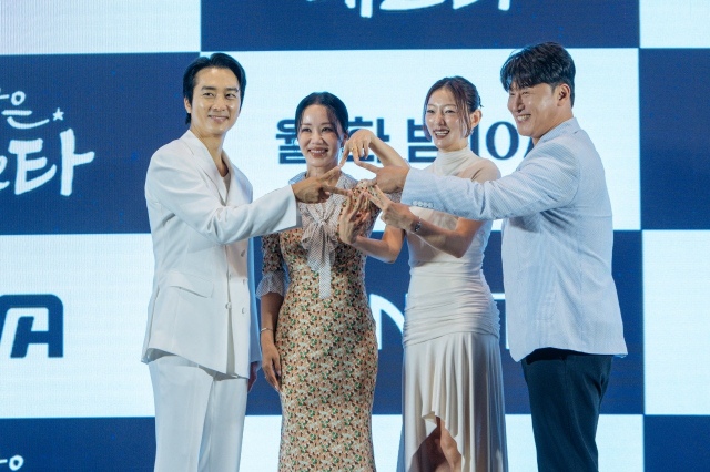배우 송승헌 엄정화 이엘 오대환(왼쪽부터)이 지니TV 새 오리지널 드라마 금쪽같은 내 스타에 관한 다양한 이야기를 전했다. /지니TV