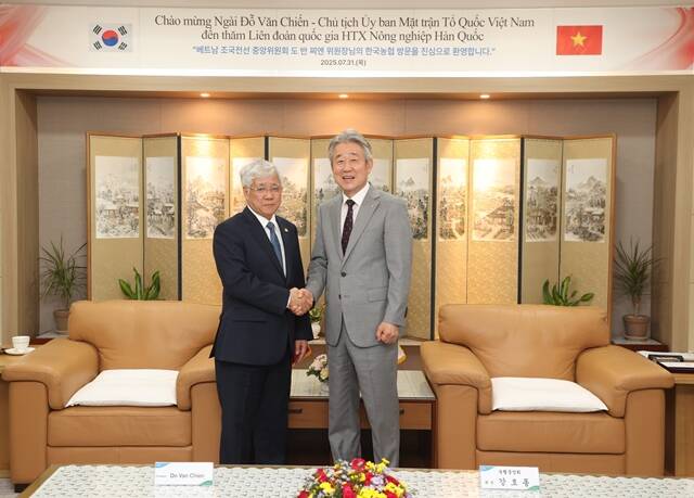 강호동 농협중앙회 회장(오른쪽)이 지난 11일 열린 한국·베트남 정상 국빈만찬에 참석했다. 사진은 지난달 서울 중구 농협중앙회 본관을 방문한 도 반 찌엔 베트남 조국전선중앙위원회 위원장을 만나 악수하고 있는 강 회장. /농협중앙회
