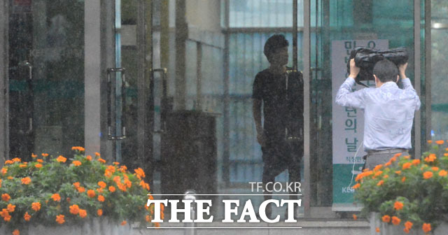기상청에 따르면 13일 한반도는 제주도 부근 해상에서 북상하는 정체전선과 저기압의 영향을 받아 곳곳에서 비가 내리는 곳이 있겠다. 남부지방과 제주는 오후 6시부터 자정 사이 대부분 비가 그치겠다. /이효균 기자