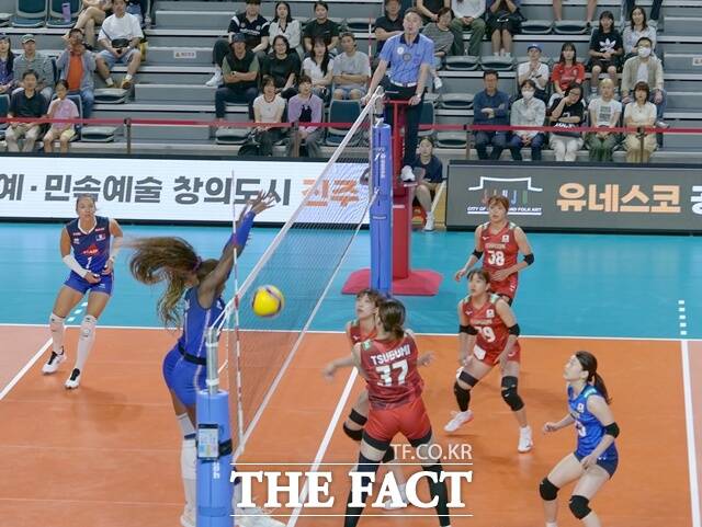 12일 2025 코리아 인비테이셔널 진주국제여자배구대회가 진주실내체육관에서 막을 올렸다. 사진은 일본과 프랑스 경기 장면. /진주시