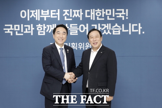 최민호 세종시장(오른쪽)이 12일 정부서울청사에서 박수현 국정기획위원회 국가균형성장특별위원장을 만나 핵심 현안을 제안하면서 기념촬영을 하고 있다. /세종시