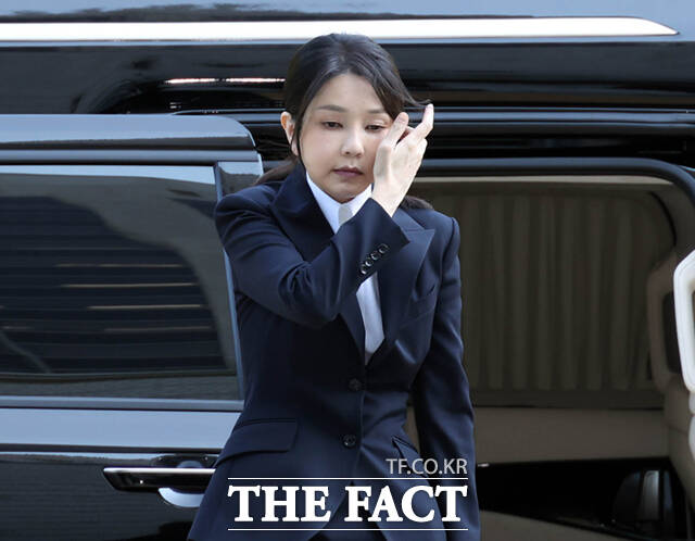 서울중앙지법 정재욱 영장전담 부장판사는 이날 오전 10시10분 김 여사의 구속영장 영장실질심사를 진행한다. 김 여사는 이날 오전 9시27분께 서울 서초구 서울중앙지법에 도착했다. /사진공동취재단