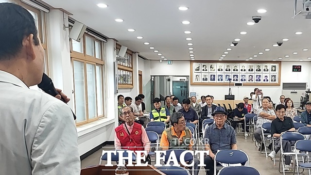 충남기업이 11일 유구읍행정복지센터에서 열린 공청회를 열고 있다. /김형중 기자