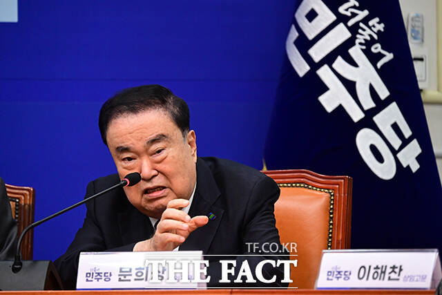문희상 전 국회의장은 12일 내란의 뿌리를 뽑기 위해 전광석화처럼 몰아쳐서 처리하겠다는 대목에 전적으로 동의한다면서도 단 항상 잊지 말아야 할 게 있다. 과유불급이다. 과하면 모자란 것만 못하다고 지적했다. /남윤호 기자
