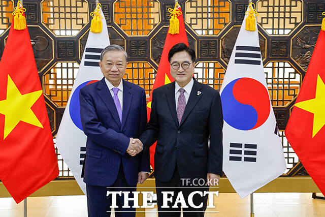 접견 앞서 기념촬영하는 우원식 국회의장과 또 럼 베트남 당서기장. /국회사진기자단