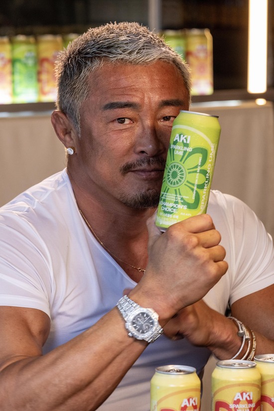 GS25가 추성훈 하이볼로 유명세를 타고 있는 아키 스파클링 하이볼 2종을 선보인다. /GS25