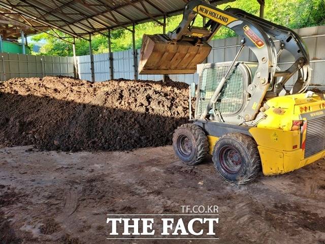 정부가 가축분뇨를 고체연료로 만들어 온실가스를 줄이고 재생에너지를 확대하기 위한 대응에 나선다. 사진은 축사 가축분뇨 처리 모습./더팩트DB