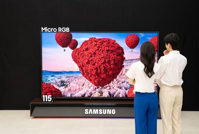 삼성전자 모델이 마이크로 RGB TV를 소개하고 있다. /삼성전자