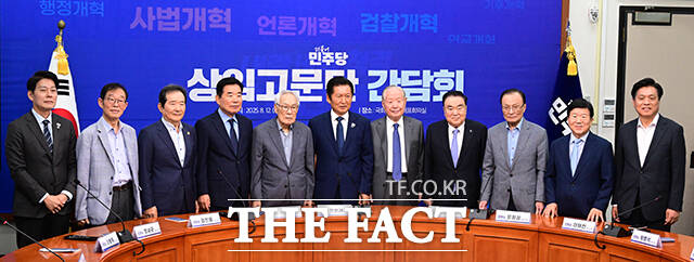 정청래 당대표와 상임고문단이 간담회를 앞두고 기념촬영을 하고 있다. 왼쪽부터 한민수 의원, 이용득, 정세균, 김진표, 임채정 상임고문, 정청래 대표, 김원기, 문희상, 이해찬, 박병석 상임고문, 조승래 사무총장.