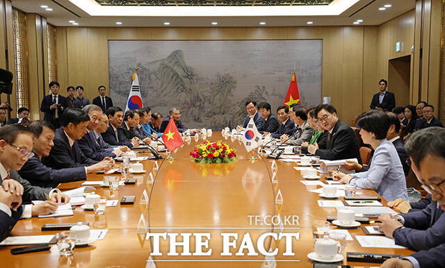 국회에서 만난 우원식 의장과 또럼 서기장. /국회사진기자단