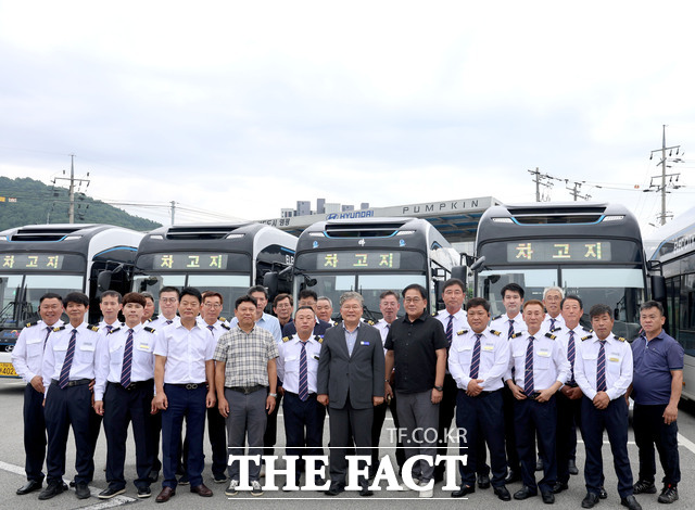 장세일 영광군수가 영광교통 전기저상버스 도입 현장에 방문해 기념사진을 찍고 있다./영광군