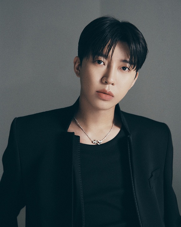 가수 임영웅이 12일 두 번째 정규앨범 아이엠 히어로2의 콘셉트 포토를 공개했다./물고기뮤직