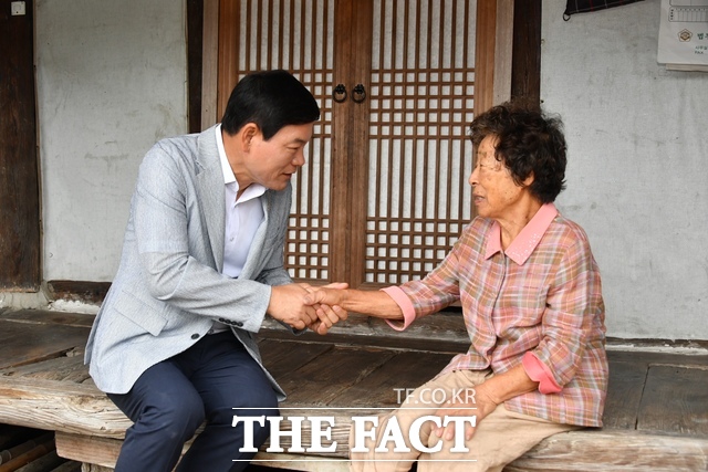 정철원 군수가 독립유공자 유족을 찾아 위문하고 있다./담양군