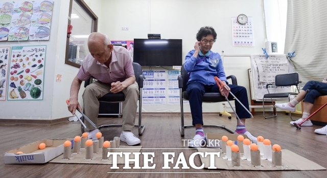 살던 곳에서 의료와 돌봄 서비스를 제공하는 돌봄통합지원법 시행을 앞두고 있지만 취지와 달리 대상자가 제한되고 지자체 역할과 지역주민 참여가 위축될 수 있다는 문제가 12일 제기됐다.사진은 2024년 5월 28일 경기 화성시 동부케어 주간보호센터에서 노인들이 복지프로램을 수강하는 모습. /사진=장윤석 기자