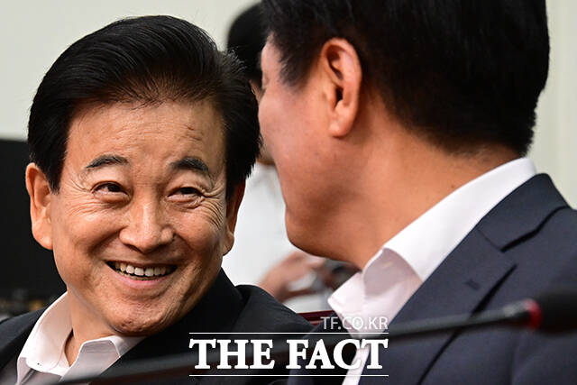 조승래 사무총장과 대화하는 정동영 장관.