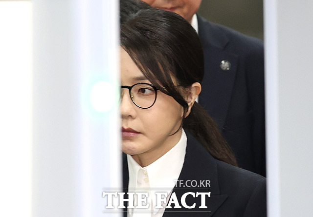 자본시장과 금융투자업에 관한 법률 위반, 정치자금법 위반, 특정범죄 가중처벌 등에 관한 법률 위반(알선수재) 등의 혐의를 받는 윤석열 전 대통령 부인 김건희 씨가 12일 오후 서울 서초구 서울중앙지법에서 열린 구속 전 피의자 심문(영장실질심사)을 마치고 법원을 나서고 있다. /사진공동취재단