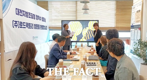 정학수 대전지방조달청장 12일 도로 노면표지 제품을 생산하는 로드팩토리를 방문해 현장의 목소리를 청취했다./대전지방조달청