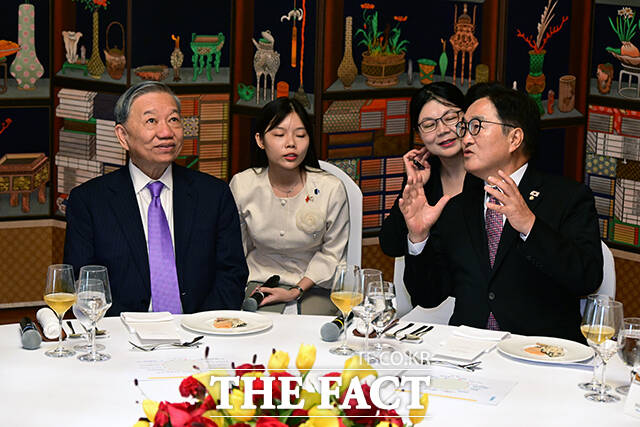 우원식 국회의장이 만찬에 앞서 또 럼 당서기장에게 사랑재에 대한 설명을 하고 있다.