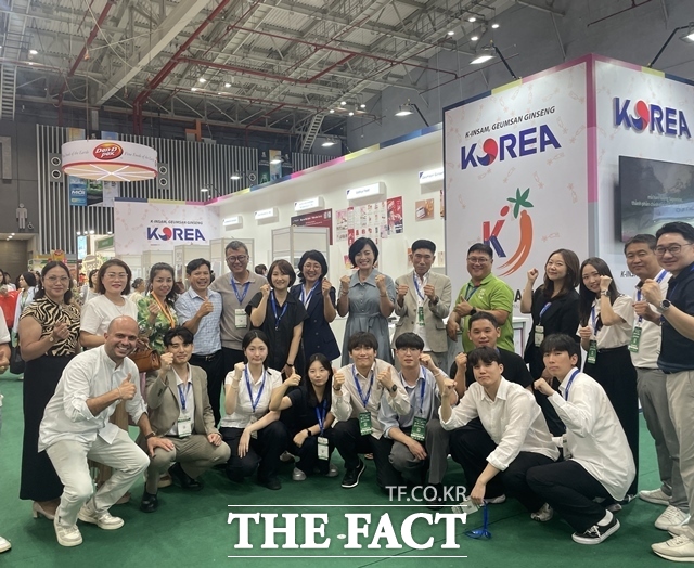 2025 베트남 비엣푸드 전시회 참가자들이 기념촬영을 하고 있다. /금산군