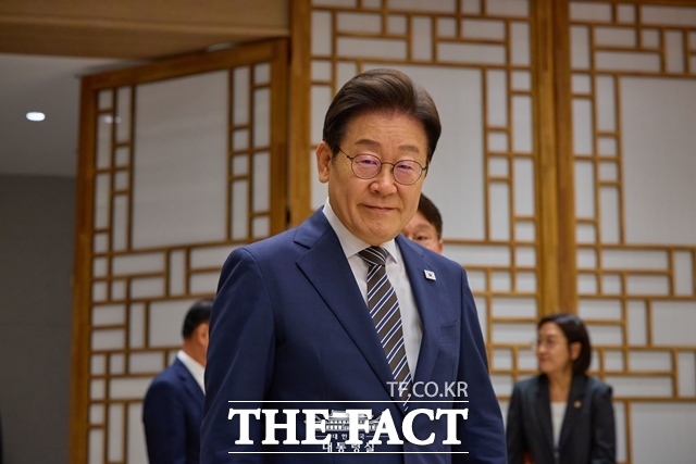 한미 정상회담 일정이 오는 25일로 확정되면서 이재명 대통령은 다소 진통 끝에 취임 초 통과의례를 치르게 됐다. 이 대통령이 7월 23일 용산 대통령실에서 열린 임명장 및 위촉장 수여식에 참석하고 있다. /대통령실