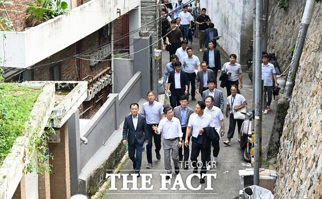 오세훈 서울시장이 지난달 24일 오후 신당9구역 재개발사업 현장을 점검하고 있다./서울시