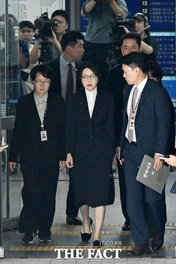 영장실질심사 마치고 법원 나서는 김건희 씨.