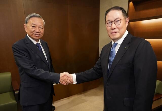 조현상 HS효성 부회장(오른쪽)이 지난 11일 연세대학교 명예박사 수여식에서 또 럼 베트남 공산당 중앙집행위원회 서기장과 악수하고 있다. /HS효성