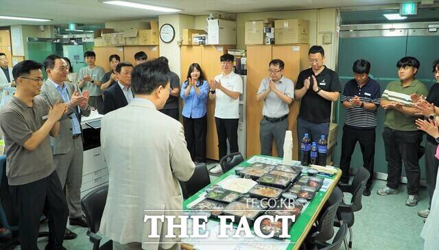윤병태 시장이 업무에 지친 공직자 사기 진작을 위해 간식 제공과 간담회를 진행하고 있다./나주시